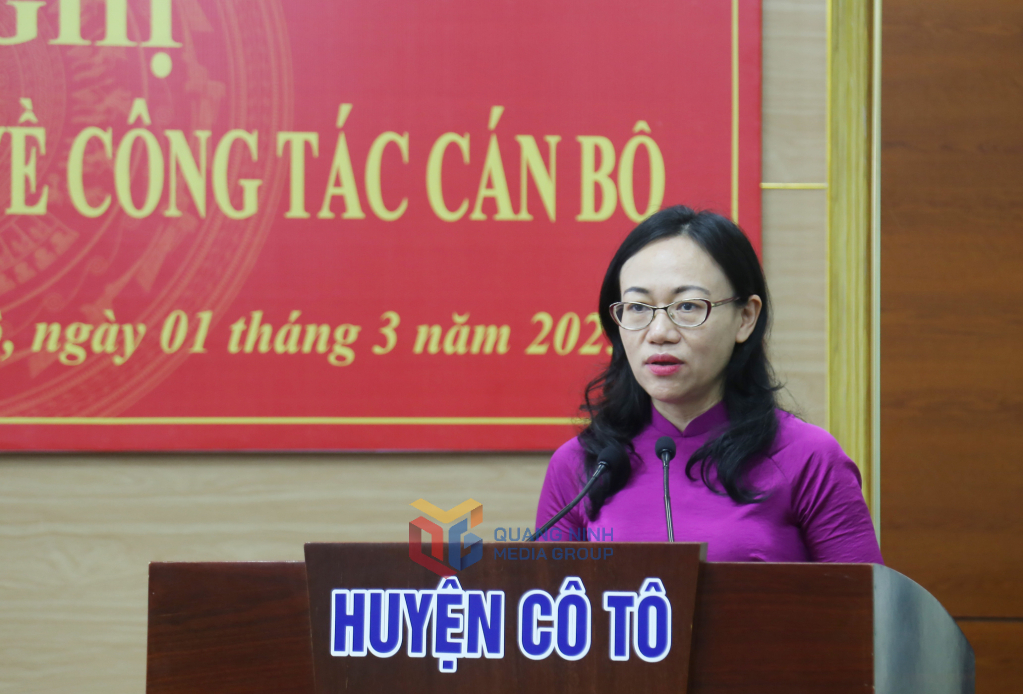 Bà Lê Ngọc Hân, Bí thư Huyện ủy Cô Tô, phát biểu nhận nhiệm vụ. Bà Lê Ngọc Hân, Bí thư Huyện ủy Cô Tô, phát biểu nhận nhiệm vụ.