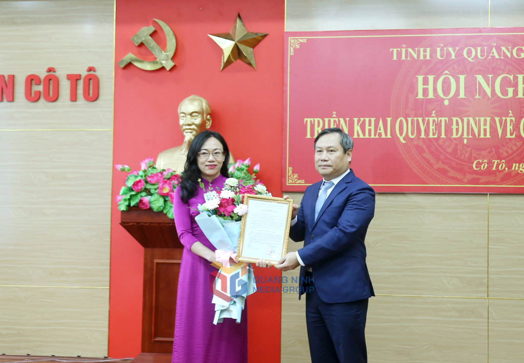 Ông Vũ Đại Thắng, Ủy viên Trung ương Đảng, Bí thư Tỉnh ủy trao quyết định cho bà Lê Ngọc Hân, Bí thư Huyện ủy Cô Tô. Ông Vũ Đại Thắng, Ủy viên Trung ương Đảng, Bí thư Tỉnh ủy trao quyết định cho bà Lê Ngọc Hân, Bí thư Huyện ủy Cô Tô.