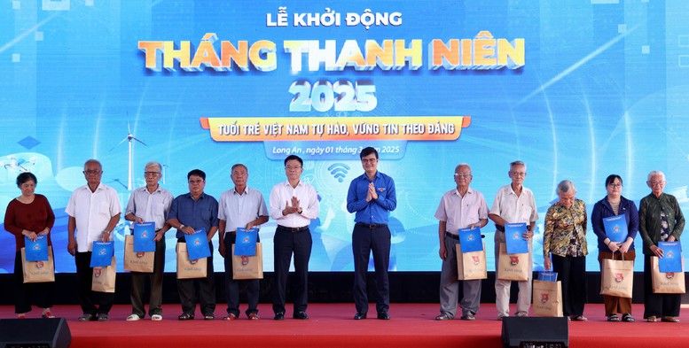 Phó Thủ tướng Lê Thành Long trao quà tặng các gia đình chính sách, người có công với cách mạng - Ảnh: VGP/Đức Tuân Phó Thủ tướng Lê Thành Long trao quà tặng các gia đình chính sách, người có công với cách mạng - Ảnh: VGP/Đức Tuân