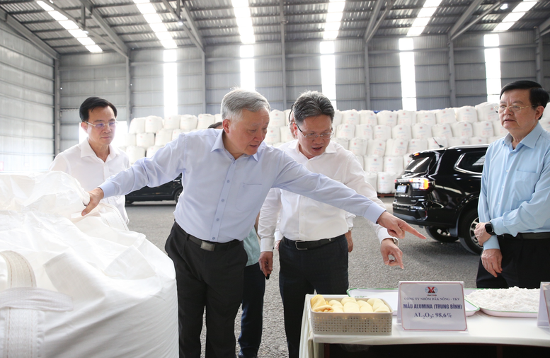 Phó Thủ tướng Thường trực Chính phủ Nguyễn Hòa Bình và Phó Thủ tướng Chính phủ Mai Văn Chính trực tiếp thăm, kiểm tra cơ sở sản xuất của Công ty Nhôm Đắk Nông - Ảnh: VGP/Nguyễn Hoàng