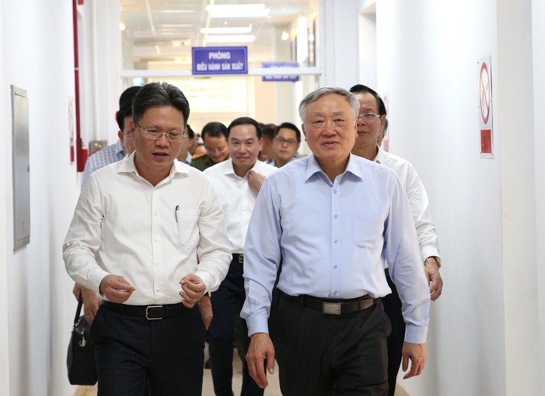 Phó Thủ tướng Thường trực Chính phủ Nguyễn Hòa Bình đến thăm, kiểm tra tình hình sản xuất kinh doanh, đầu tư tại Công ty Nhôm Đắk Nông - Ảnh: VGP/Nguyễn Hoàng