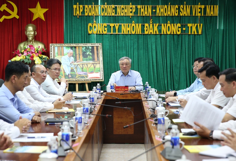 Phó Thủ tướng ghi nhận các kiến nghị của TKV và cho các ý kiến cụ thể về hướng giải quyết, tháo gỡ những khó khăn, vướng mắc này - Ảnh: VGP/Nguyễn Hoàng