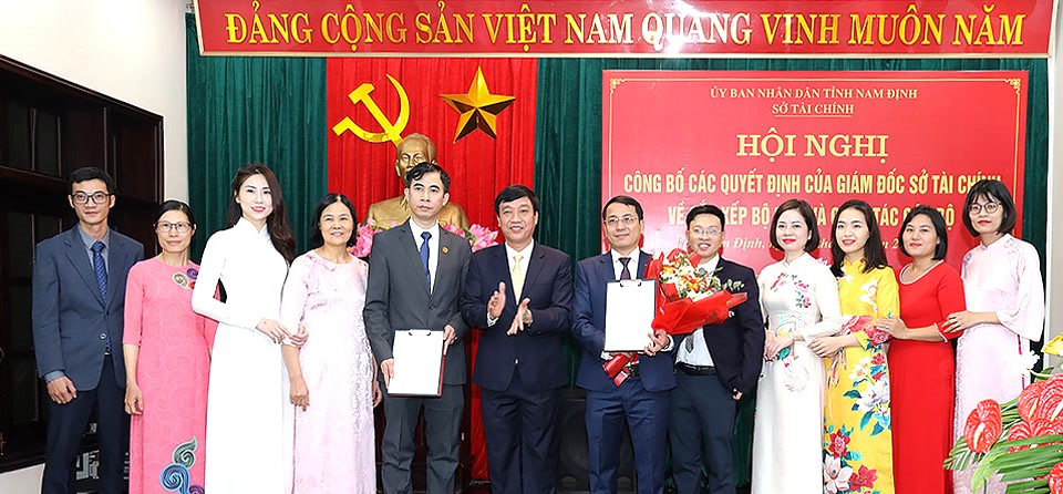 Giám đốc Sở Tài chính Nam Định, Mai Văn Quyết trao các quyết định về công tác cán bộ Giám đốc Sở Tài chính Nam Định, Mai Văn Quyết trao các quyết định về công tác cán bộ