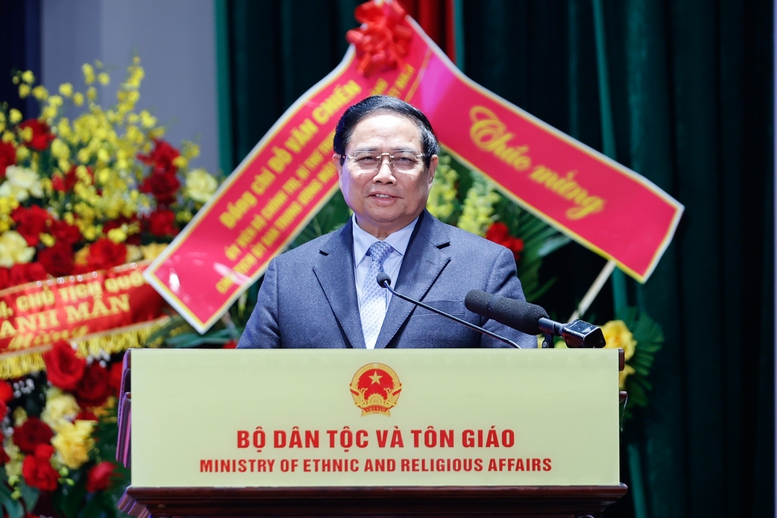 Thủ tướng chúc mừng Bộ Dân tộc và Tôn giáo lần đầu tiên được thành lập; đồng thời nhấn mạnh ý nghĩa lớn hơn nữa là sự quan tâm của Đảng, Nhà nước với công tác dân tộc và tôn giáo để vừa thúc đẩy các phong trào, hoạt động, vừa quản lý nhà nước hiệu quả trong lĩnh vực tôn giáo và dân tộc - Ảnh: VGP/Nhật Bắc Thủ tướng chúc mừng Bộ Dân tộc và Tôn giáo lần đầu tiên được thành lập; đồng thời nhấn mạnh ý nghĩa lớn hơn nữa là sự quan tâm của Đảng, Nhà nước với công tác dân tộc và tôn giáo để vừa thúc đẩy các phong trào, hoạt động, vừa quản lý nhà nước hiệu quả trong lĩnh vực tôn giáo và dân tộc - Ảnh: VGP/Nhật Bắc