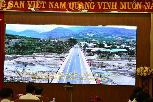 Đại biểu xem phóng sự “Hành trình nỗ lực vươn mình thoát khỏi huyện nghèo của huyện Khánh Sơn và huyện Khánh Vĩnh trong thời gian qua”.