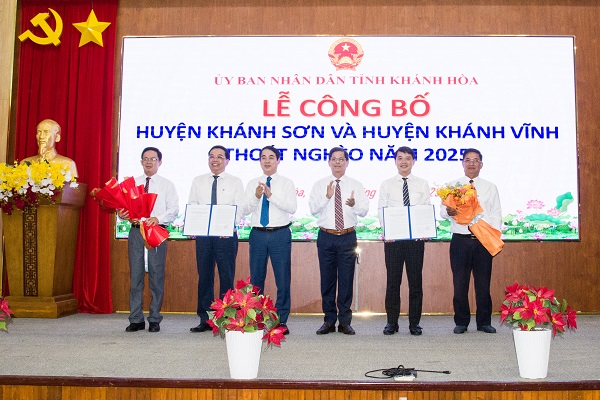 Ông Nguyễn Tấn Tuân- Phó Bí thư Tỉnh ủy, Chủ tịch UBND tỉnh trao Quyết định 389/QĐ-TTg của Thủ tướng Chính phủ công nhận huyện Khánh Sơn và huyện Khánh Vĩnh thoát nghèo năm 2025 cho đại diện lãnh đạo Huyện ủy, UBND hai huyện. Ông Nghiêm Xuân Thành- UVBCHTƯ Đảng, Bí Thư Tỉnh ủy trao hoa chúc mừng.