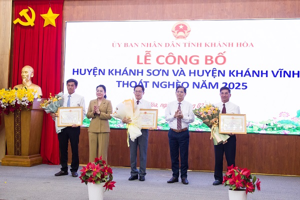 Ông Nguyễn Tấn Tuân- Phó Bí thư Tỉnh ủy, Chủ tịch UBND tỉnh trao bằng khen của Chủ tịch UBND tỉnh cho đại diện lãnh đạo UBND huyện Khánh Sơn, huyện Khánh Vĩnh và xã Vạn Thạnh, huyện Vạn Ninh. Bà Phạm Thị Xuân Trang- Phó Chủ tịch HĐND tỉnh tặng hoa chúc mừng.