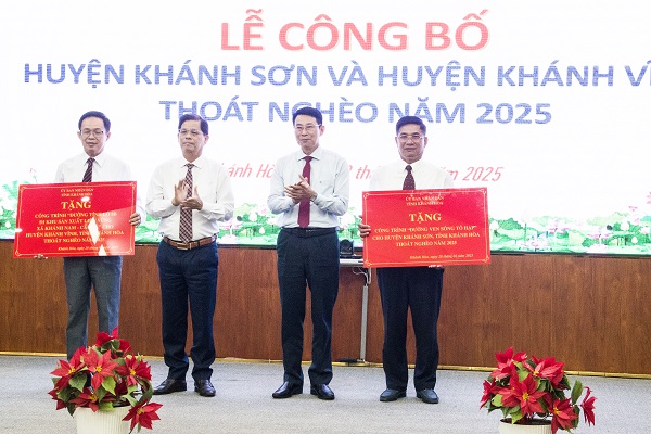 Ông Nguyễn Tấn Tuân- Phó Bí thư Tỉnh ủy, Chủ tịch UBND tỉnh; Ông Đinh Văn Thiệu- Phó Chủ tịch UBND tỉnh trao biểu trưng Công trình “Đường tỉnh lộ 8B đi Khu sản xuất liên vùng xã Khánh Nam- Cầu Bà” huyện Khánh Vĩnh; Công trình “Đường ven sông Tô Hạp” huyện Khánh Sơn.cho lãnh đạo UBND huyện Khánh Sơn và huyện Khánh Vĩnh.