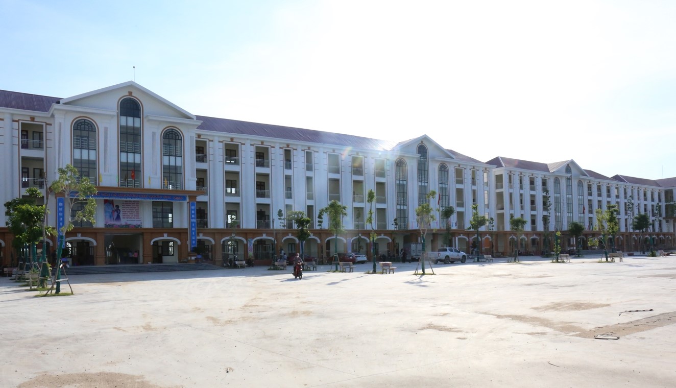 Trường Tiểu học và THCS Khúc Xuyên. Trường Tiểu học và THCS Khúc Xuyên.