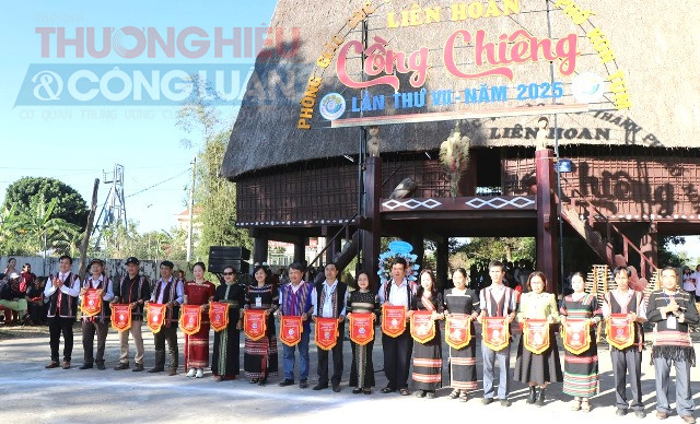 Ban Tổ chức tặng cờ lưu niệm cho các đội tham gia Liên hoan.