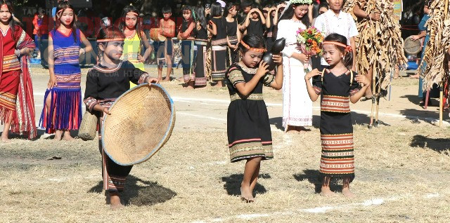 Các em học sinh tái hiện lại các lễ hội của dân tộc mình.