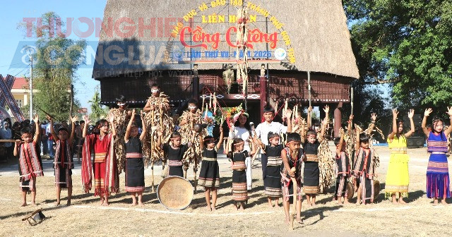 Các em học sinh trình tái hiện không gian lễ hội truyền thống của đồng bào DTTS