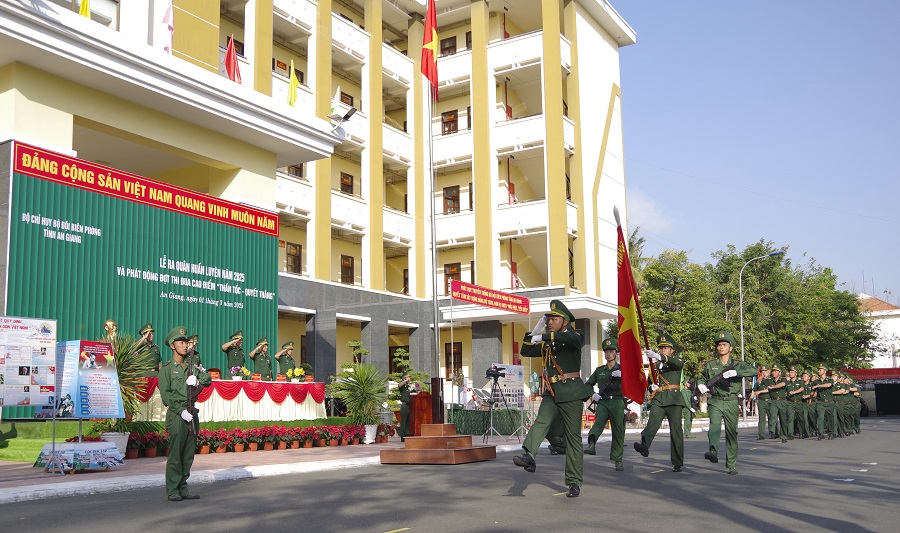 Cán bộ, chiến sĩ đơn vị duyệt đội ngũ