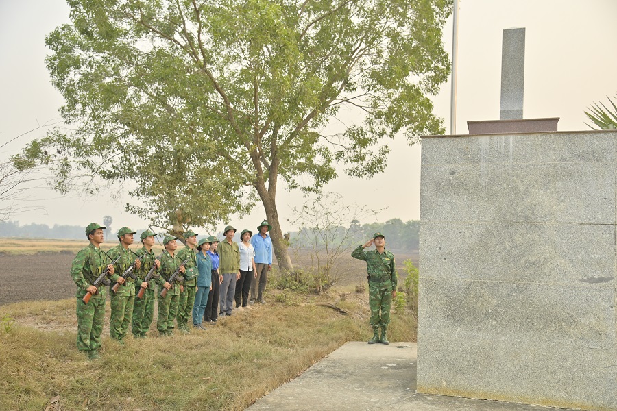 Tổ tuần tra Đồn Biên phòng cửa khẩu Giang Thành và các đoàn thể địa phương tuần tra bảo vệ mốc chủ quyền trên địa bàn phụ trách