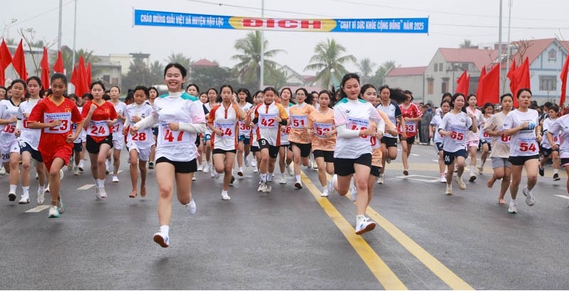 Các VĐV xuất phát nội dung chạy 3.000m nữ Giải việt dã.