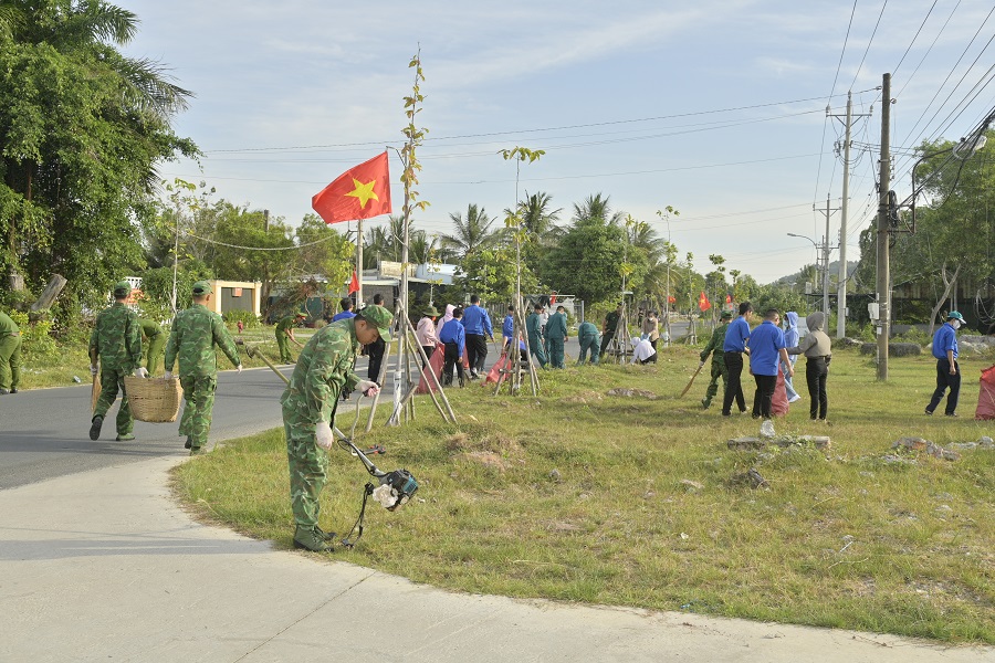 Cán bộ, chiến sĩ Đồn Biên phòng cửa khẩu Quốc tế Hà Tiên và các đoàn thể địa phương dọn dẹp vệ sinh đường giao thông nông thông nhân Ngày Hội Biên phòng toàn dân.
