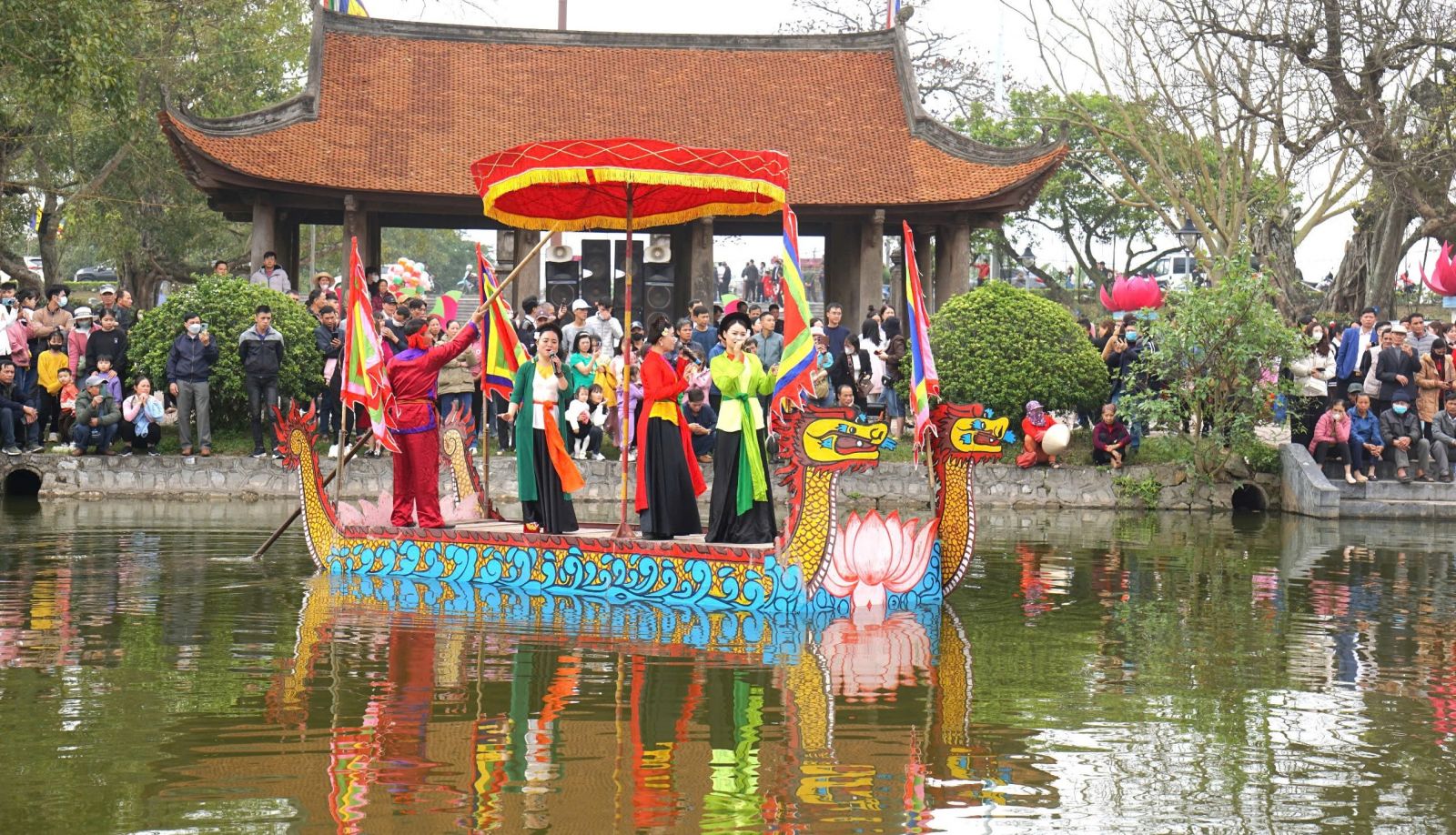 Du thuyền hát hội tại lễ hội chùa Keo mùa xuân.