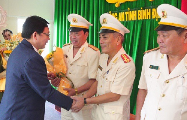 Ông Hồ Quốc Dũng (bìa trái) tặng hoa chúc mừng các vị nhận Quyết định về công tác cán bộ. Ảnh: Quốc Hùng