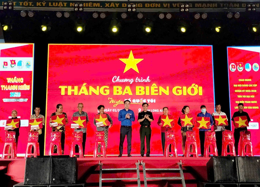 Bí thư Ban Chấp hành Trung ương Đoàn, Chủ tịch Trung ương Hội Liên hiệp Thanh niên Việt Nam - Nguyễn Tường Lâm và Đại tá Vũ Quốc Ân - Phó Chính ủy Bộ đội Biên phòng tặng quà cho gia đình chính sách