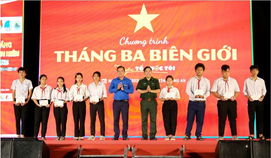 Đại tá Nguyễn Thanh Hải – Phó Chủ nhiệm Chính trị Bộ đội Biên phòng và Bí thư Tỉnh Đoàn - Trần Hải Phú tặng học bổng cho học sinh khó khăn, hiếu học