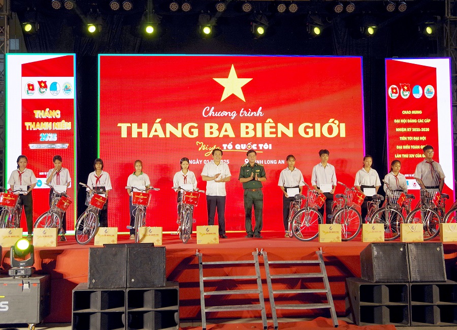 Đaị tá Dương Văn Dược – Chính ủy Bộ đội Biên phòng Long An và Bí thư Huyện ủy, Chủ tịch HĐND huyện Đức Huệ – Trần Thanh Phong trao tặng xe đạp và quà cho học sinh khó khăn