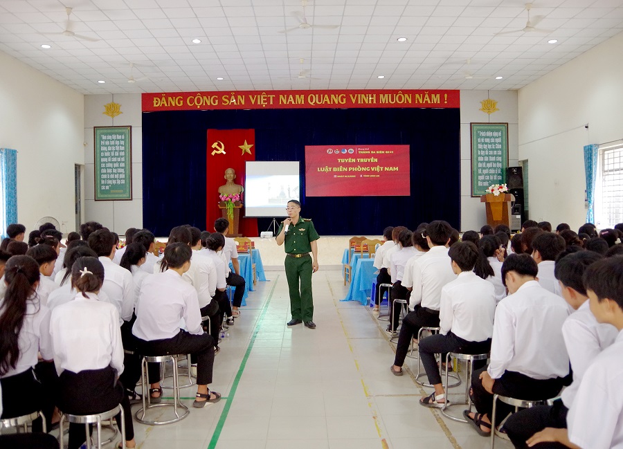 Hoạt động tuyên truyền cho Đoàn viên, thanh niên, học sinh về Luật Biên phòng Việt Nam