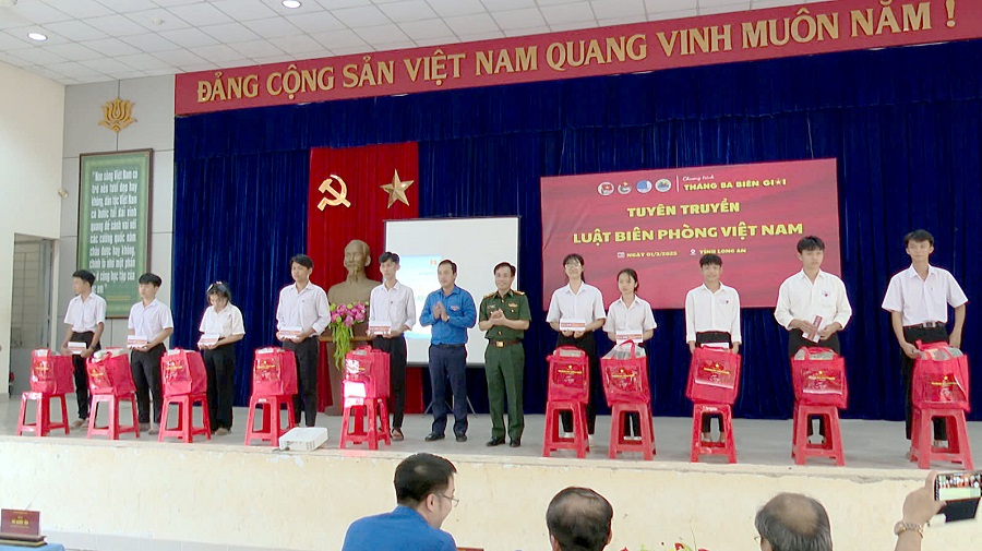Đại biểu trao tặng học bổng cho các em học sinh có hoàn cảnh khó khăn vươn lên trong học tập tại Trường THCS&THPT Mỹ Quý (huyện Đức Huệ, tỉnh Long An)