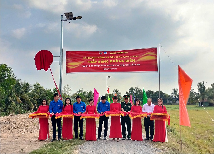 Đại biểu cắt băng khánh thành và bàn giao công trình 