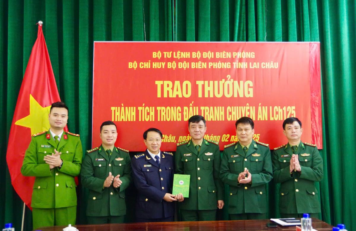 Khen thưởng Chuyên án LCh125 đấu tranh, thu giữ 361,2 kg sâm và tam thất