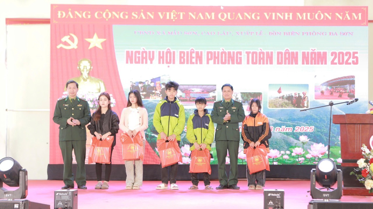 Lãnh đạo Đồn Biên phòng Ba Sơn tặng quà học sinh thuộc chương trình Nâng bước em tới trường, con nuôi Đồn Biên phòng Lãnh đạo Đồn Biên phòng Ba Sơn tặng quà học sinh thuộc chương trình Nâng bước em tới trường, con nuôi Đồn Biên phòng