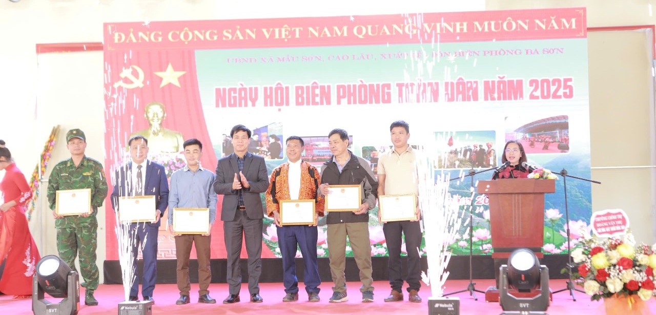 Lãnh đạo UBND huyện Cao Lộc tặng giấy khen cho các cá nhân xuất sắc Lãnh đạo UBND huyện Cao Lộc tặng giấy khen cho các cá nhân xuất sắc