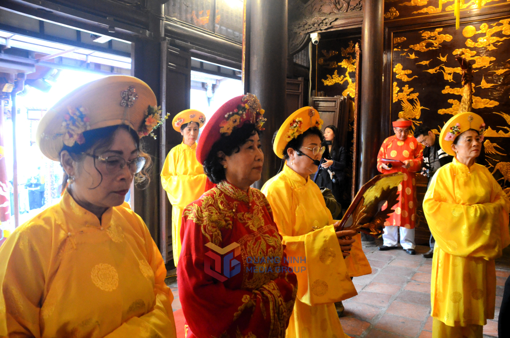 Đội tế nữ thực hiện các nghi thức truyền thống trong Lễ hội đền Cửa Ông. Đội tế nữ thực hiện các nghi thức truyền thống trong Lễ hội đền Cửa Ông.