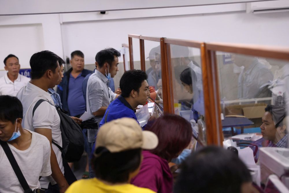 Người dân đến làm thủ tục đổi giấy phép lái xe ở quận Tân Phú Người dân đến làm thủ tục đổi giấy phép lái xe ở quận Tân Phú