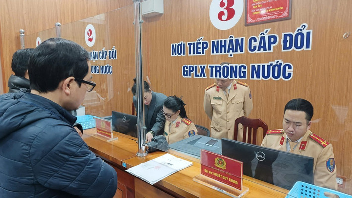 Ngày đầu tiên ngành Công an tiếp nhận gần 400 hồ sơ cấp, đổi giấy phép lái xe