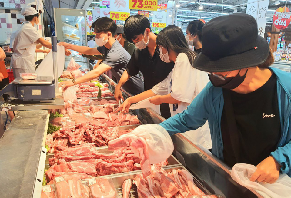 Người tiêu dùng chọn mua thịt lợn tại siêu thị. Ảnh minh họa Người tiêu dùng chọn mua thịt lợn tại siêu thị. Ảnh minh họa