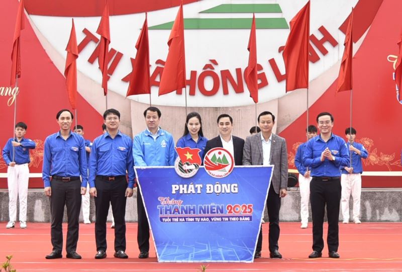 Các đồng chí đại diện lãnh đạo Trung ương Đoàn và tỉnh Hà Tĩnh thực hiện nghi lễ phát động Tháng Thanh niên năm 2025. Các đồng chí đại diện lãnh đạo Trung ương Đoàn và tỉnh Hà Tĩnh thực hiện nghi lễ phát động Tháng Thanh niên năm 2025.