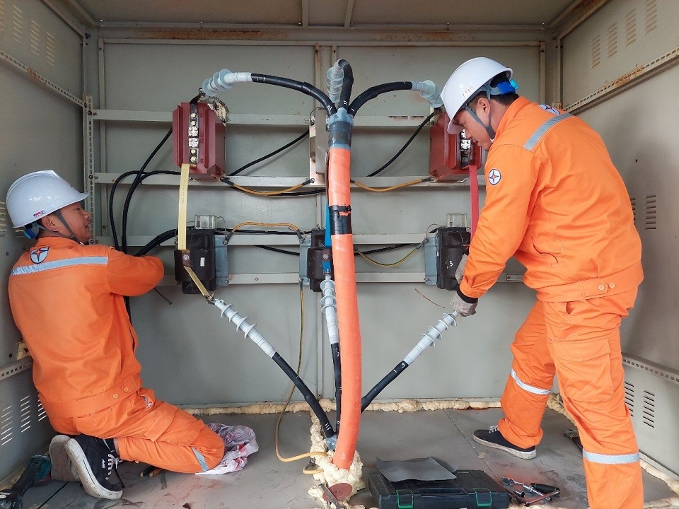 Đội QLVH Điện lực Thị xã Cửa Lò (PC Nghệ An) xử lý tiếp xúc hệ thống đo đếm Trung thế tại TBA khách hàng Nhà máy Sữa Vinamilk Đội QLVH Điện lực Thị xã Cửa Lò (PC Nghệ An) xử lý tiếp xúc hệ thống đo đếm Trung thế tại TBA khách hàng Nhà máy Sữa Vinamilk