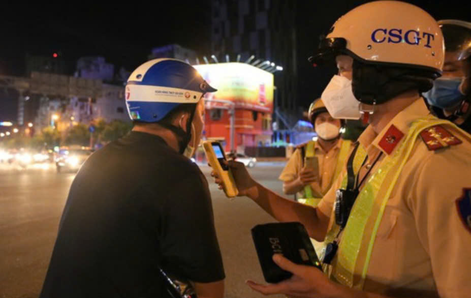 CSGT kiểm tra nồng độ cồn đối với người tham gia giao thông.