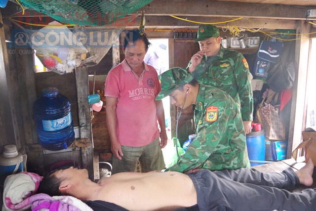 Quân y BĐBP Quảng Trị thăm khám, điều trị, cấp thuốc cho ngư dân gặp nạn. Quân y BĐBP Quảng Trị thăm khám, điều trị, cấp thuốc cho ngư dân gặp nạn.