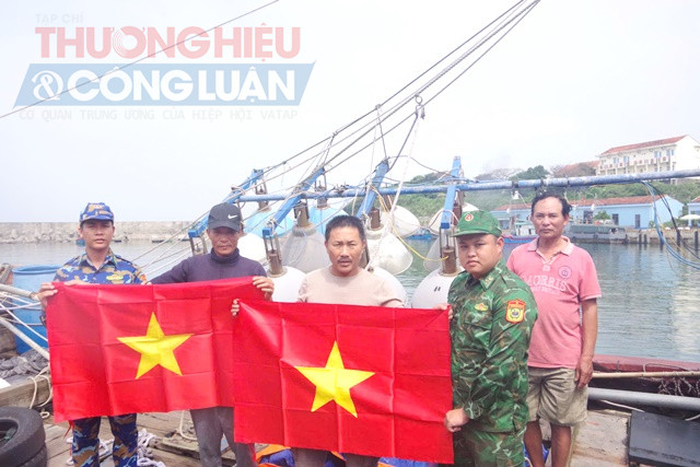 2) BĐBP Quảng Trị rao tặng cờ Tổ quốc và tuyên truyền cho ngư dân trên tàu cá QT 9331 TS các quy định của pháp luật về hoạt động khai thác thủy sản, các quy định về chống khai thác IUU khi đánh bắt trên biển. 2) BĐBP Quảng Trị rao tặng cờ Tổ quốc và tuyên truyền cho ngư dân trên tàu cá QT 9331 TS các quy định của pháp luật về hoạt động khai thác thủy sản, các quy định về chống khai thác IUU khi đánh bắt trên biển.