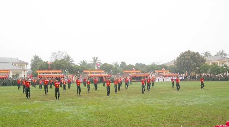 Sau Lễ ra quân huấn luyện các cơ quan, đơn vị đã tổ chức các hoạt động biểu diễn võ thuật, múa hát tập thể Sau Lễ ra quân huấn luyện các cơ quan, đơn vị đã tổ chức các hoạt động biểu diễn võ thuật, múa hát tập thể