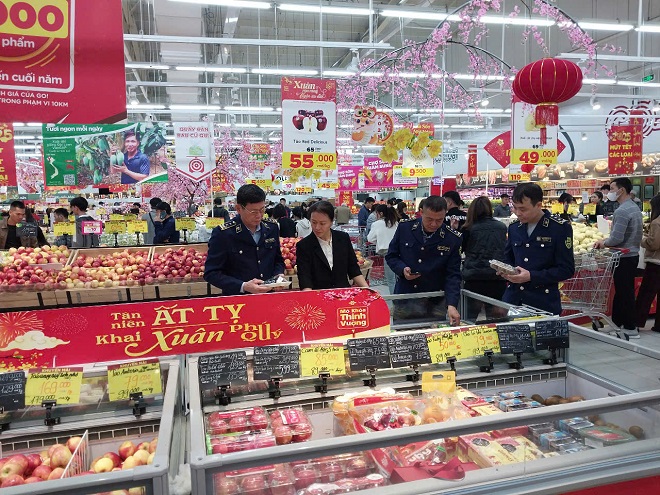 Lực lượng QLTT tỉnh Bắc Giang kiểm tra hàng hóa tại cơ sở kinh doanh