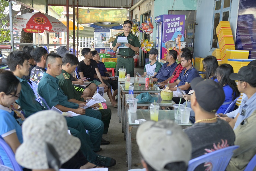 Cán bộ đồn Biên phòng cửa khẩu cảng An Thới, phối hợp với các đoàn thể, lực lượng Dân quân, Công an xã, họp dân tuyên truyền vận động ngư dân tham gia bảo vệ an ninh, chủ quyền biển đảo.