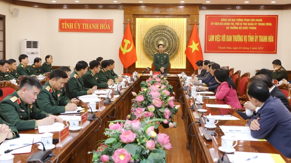 Bộ trưởng Bộ Quốc phòng Phan Văn Giang làm việc với Ban Thường vụ Tỉnh ủy Thanh Hóa