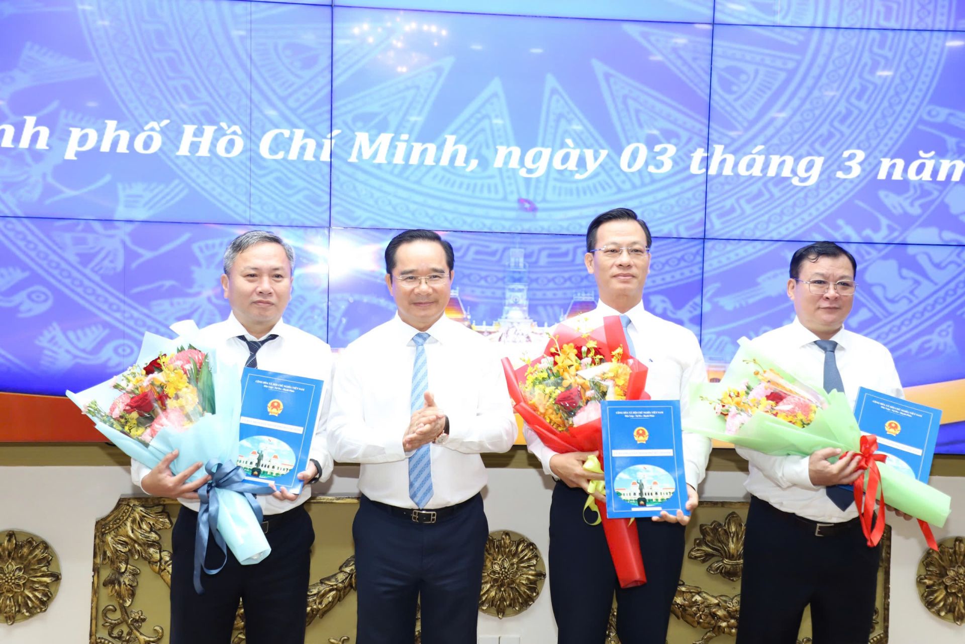 Chủ tịch UBND TP. Hồ Chí Minh Nguyễn Văn Được trao quyết định và chúc mừng nhân sự lãnh đạo Ban Hạ tầng TP. Hồ Chí Minh