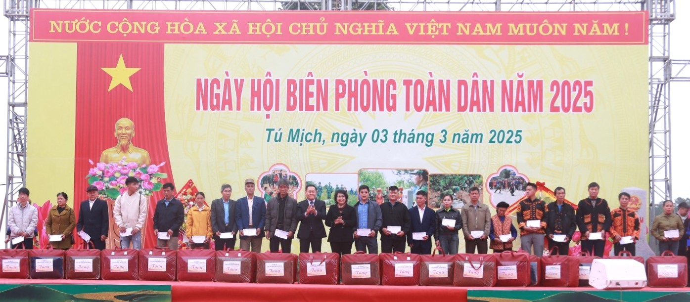 Hân hoan Ngày hội Biên phòng toàn dân