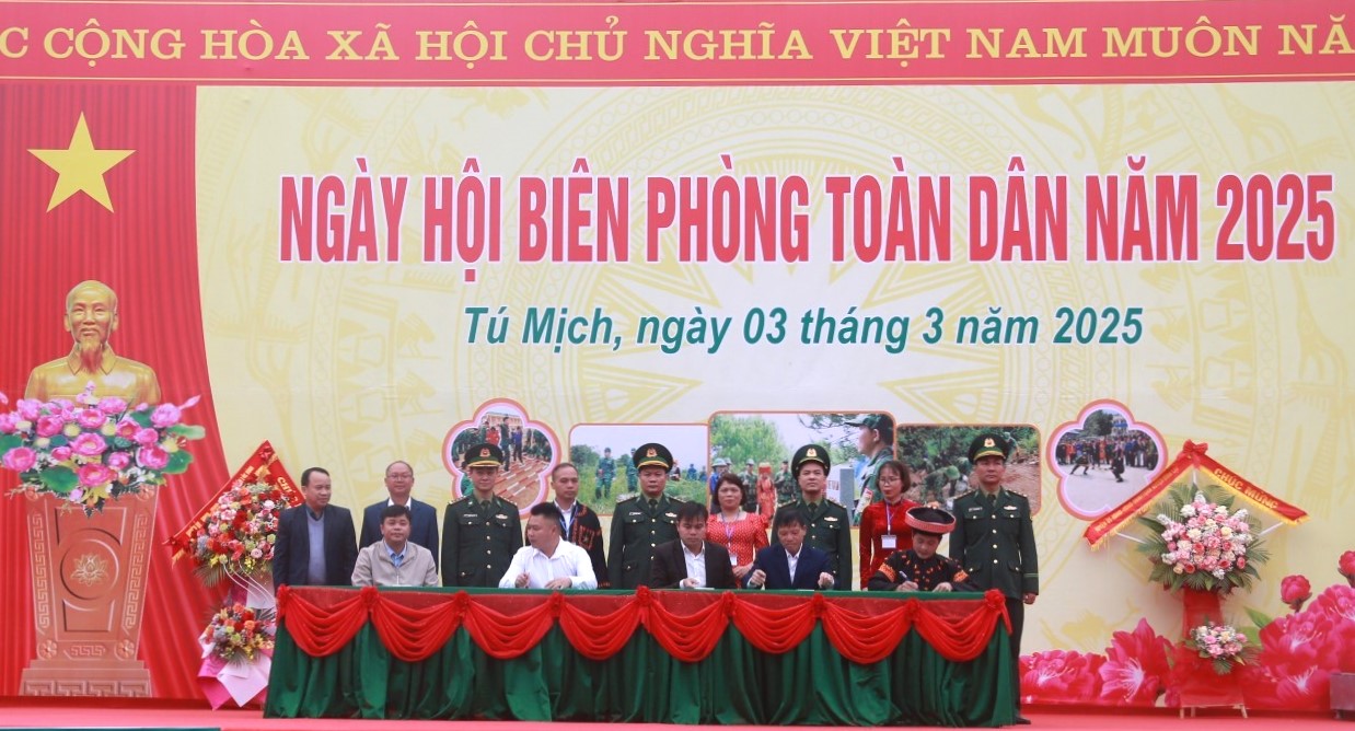 Đại diện các thôn của các xã ký kết thực hiện phong trào Toàn dân tham gia bảo vệ chủ quyền lãnh thổ, an ninh biên giới quốc gia, trật tự an toàn xã hội khu vực biên giới năm 2025 Đại diện các thôn của các xã ký kết thực hiện phong trào Toàn dân tham gia bảo vệ chủ quyền lãnh thổ, an ninh biên giới quốc gia, trật tự an toàn xã hội khu vực biên giới năm 2025