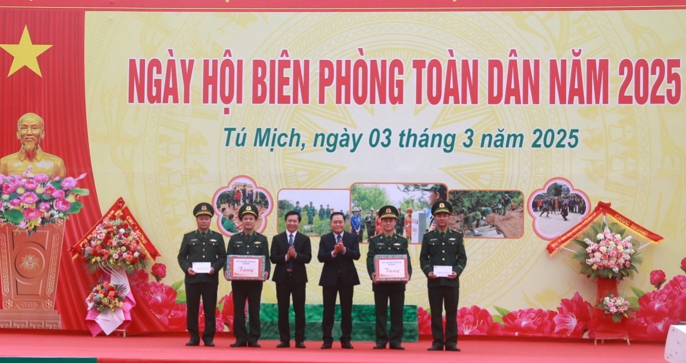 Chủ tịch UBND tỉnh Lạng Sơn Hồ Tiến Thiệu và Chủ tịch Ủy ban MTTQ tỉnh Lạng Sơn Nguyễn Hoàng Tùng tặng quà của cho các Đồn biên phòng trong chương trình Chủ tịch UBND tỉnh Lạng Sơn Hồ Tiến Thiệu và Chủ tịch Ủy ban MTTQ tỉnh Lạng Sơn Nguyễn Hoàng Tùng tặng quà của cho các Đồn biên phòng trong chương trình