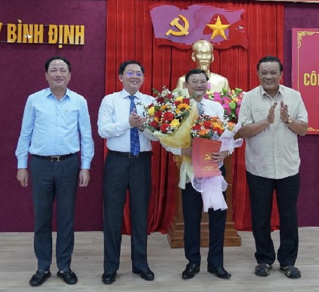 Lãnh đạo Thường trực Tỉnh ủy Bình Định trao quyết định và tặng hoa chúc mừng ông Nguyễn Tự Công Hoàng (thứ 2 từ phải qua). Ảnh: BTC Lãnh đạo Thường trực Tỉnh ủy Bình Định trao quyết định và tặng hoa chúc mừng ông Nguyễn Tự Công Hoàng (thứ 2 từ phải qua). Ảnh: BTC