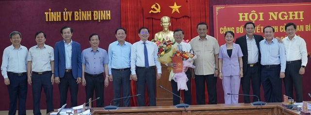 Ban Thường vụ Tỉnh ủy Bình Định chúc mừng ông Nguyễn Tự Công Hoàng (thứ 6 từ phải qua). Ảnh: BTC Ban Thường vụ Tỉnh ủy Bình Định chúc mừng ông Nguyễn Tự Công Hoàng (thứ 6 từ phải qua). Ảnh: BTC